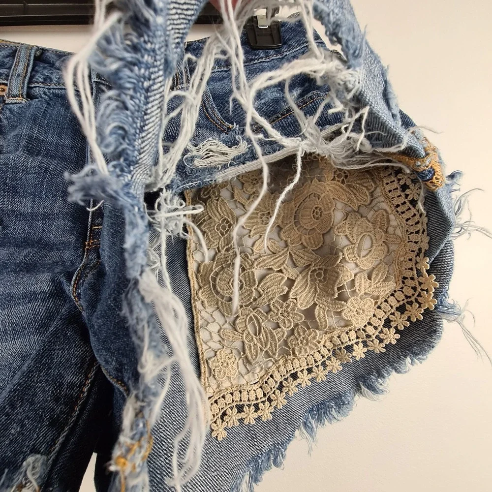 American Eagle High Rise Festival Shorts Denim‎ & Lace Size 6 Boho Cream Floral